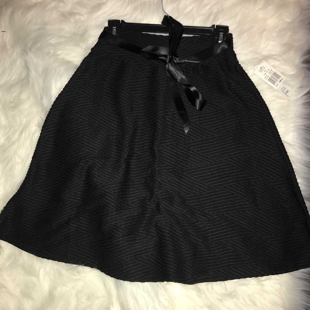 Textured Knee Skirt With Silk Ribbon